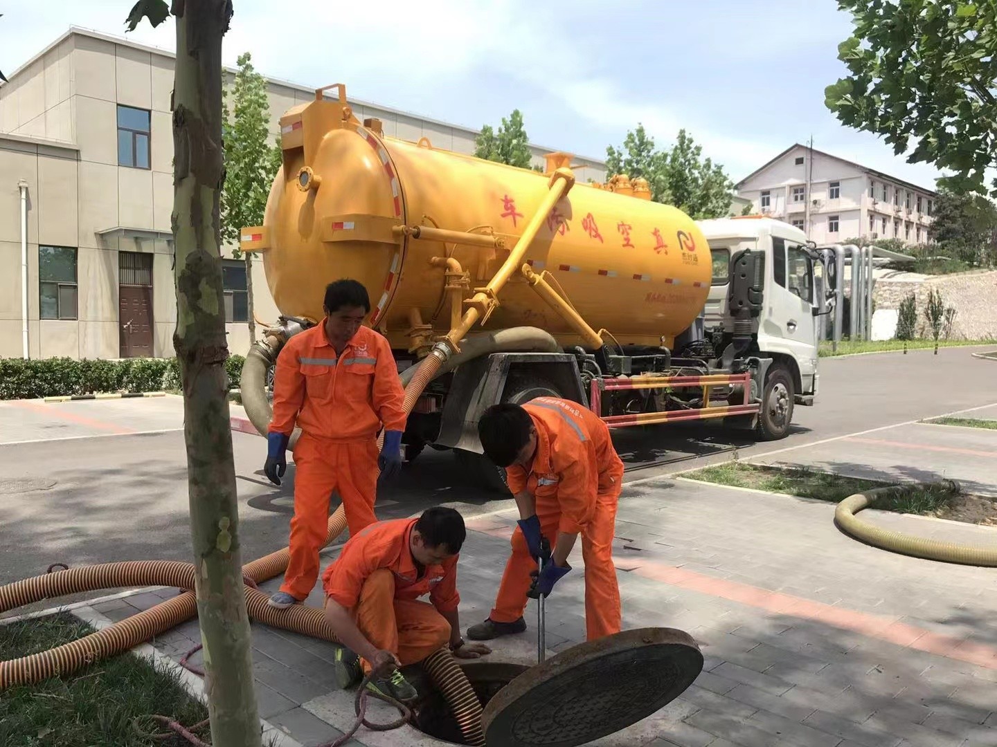 叠彩化粪池清理与5-8吨吸粪车施工效率分析